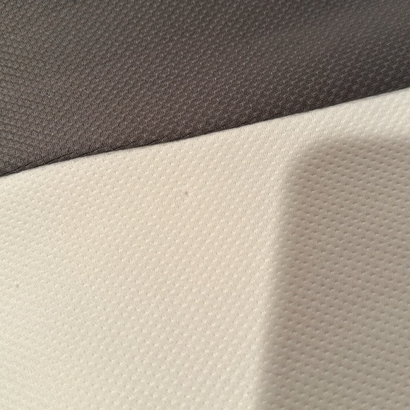 NIKE Women’s Golf Pullover. - Picture 7 of 8